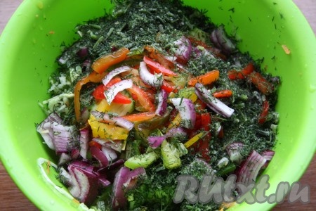 Очищенный лук, нарезанный полукольцами, и мелко нарезанный укроп тоже добавить в салат. Заправить овощной салат с яблоком майонезом (по желанию, можно посолить).
