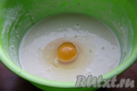 В миске смешать кефир, яйцо, муку, сахар, растительное масло и соль, перемешать.
