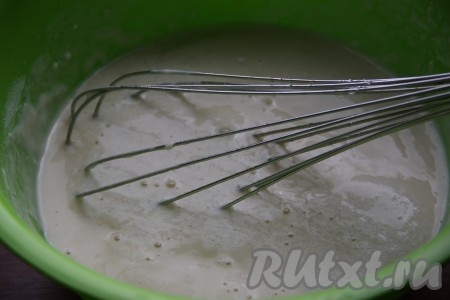 Отдельно смешать кипяток с содой и влить в тесто. Перемешать тесто до однородного состояния. Тесто получается жидким, похожим по консистенции на кефир.