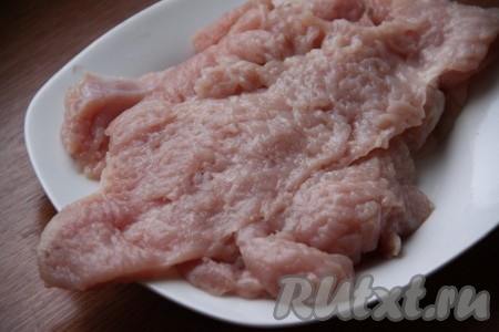 Куриное филе нарезать на порционные кусочки, отбить молотком для мяса.
