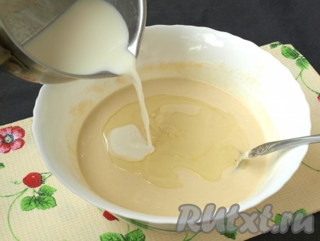 Далее в тесто влить подсолнечное масло и молоко, очень хорошо перемешать. Тесту дать постоять минут 20 и можно приступать к жарке блинов. Если тесто покажется вам густым, можно разбавить его ещё больше молоком или водой. Итоговая консистенция должна напоминать жидкий йогурт.