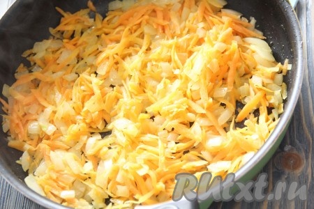 Обжарить лук и морковь с добавлением растительного масла, иногда помешивая, до золотистого цвета.
