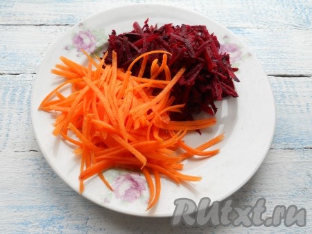Морковь натереть на терке для корейской моркови. На той же терке (или на обычной крупной терке) натереть свеклу.
