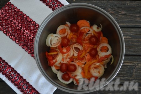 Выложить помидоры в собственном соку на лук и морковь. Вместо них можно использовать свежие помидоры, томатный сок или томатную пасту.
