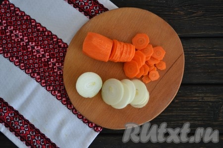 Очистить, вымыть и нарезать тонкими полукольцами лук и морковь. 