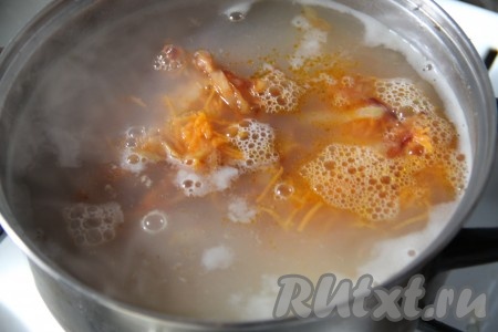 Когда картофель будет готов, добавить тушеную капусту и лук, обжаренный с морковью, посолить и поперчить суп с пшеном, продолжить варить на небольшом огне.
