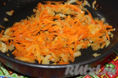 В сковороду налить немного растительного масла, добавить лук и морковь. Обжарить овощи на среднем огне, иногда помешивая, в течение 3-5 минут (до прозрачности лука).
