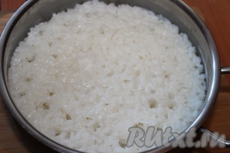 Рис залить водой и отварить до готовности, согласно инструкции на упаковке, не забыв посолить воду. Лишнюю воду слить.