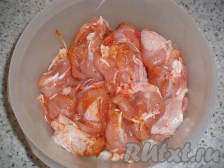 Мясо курицы нарезать на небольшие кусочки. Я использовала куриные голени, отделила мясо от костей. Мясо посолить, поперчить.