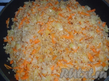 Затем к моркови и луку добавить подготовленный булгур и продолжить обжаривание. Обжаривать, пока булгур не станет рассыпчатым.
