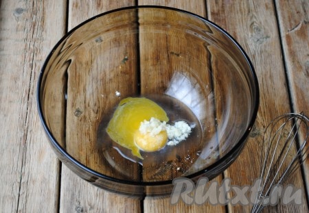 Сырой яичный желток комнатной температуры соединить с чесночным пюре, солью, перцем и лимонным соком. 