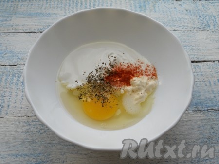 К яйцу добавить сметану, майонез, базилик и паприку, посолить по вкусу, тщательно перемешать вилкой.
