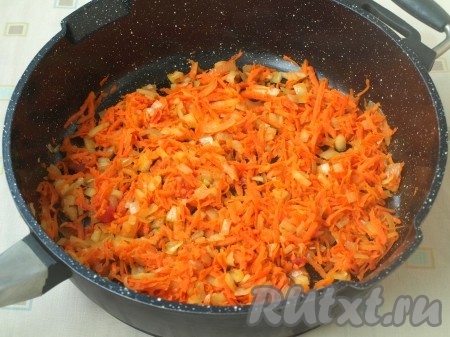 Натереть морковь, лук нарезать кубиками. Разогреть масло и обжарить лук с морковью, иногда помешивая, до золотистого цвета, затем добавить томатный соус, перемешать, потушить в течение нескольких минут на небольшом огне и снять с огня.
