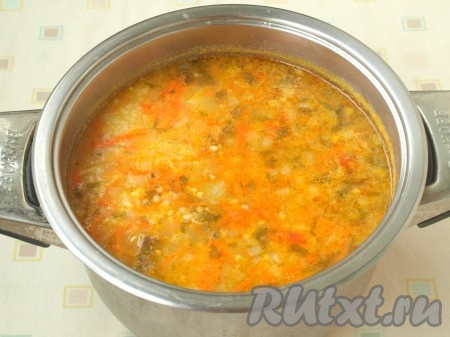 Когда сварится картофель, добавить в суп обжаренные лук с морковью, перемешать. Добавить кукурузу и измельчённую петрушку. Пшенный суп довести до вкуса при помощи соли и перца, дать закипеть и снять с огня.
