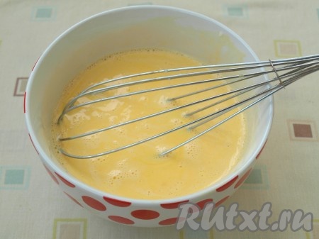Взбить яйца с молоком (или сливками).

