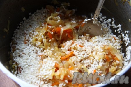 Готовьте рис с закрытой крышкой около 15-ти минут.