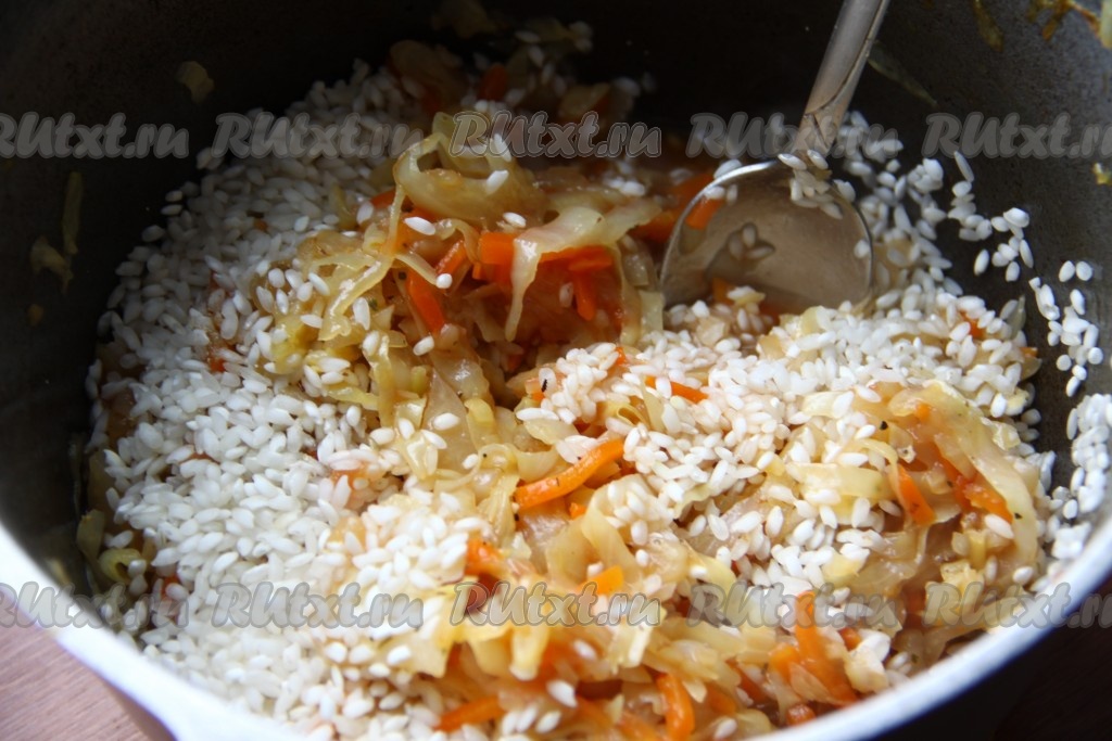 Рис с мясом и капустой в сковороде