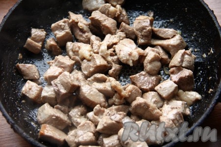Обжарить мясо на среднем огне со всех сторон до румяной корочки.
