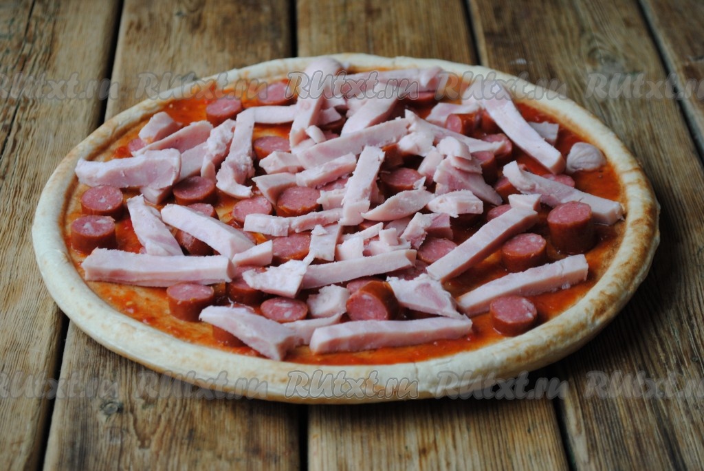 Пицца с колбасой и огурцами на готовой основе