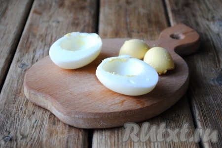 Яйца осторожно разрезать вдоль на половинки и вынуть желтки.
