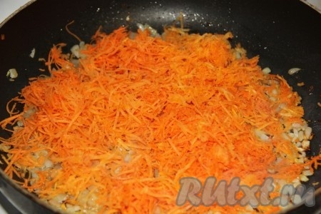 Когда лук подрумянится, добавляем натертую на терке морковь. 