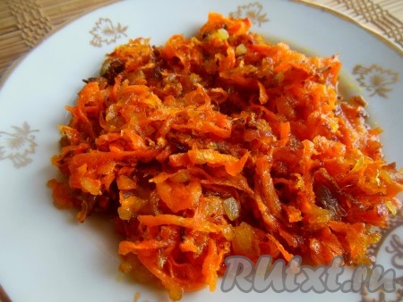 Обжарьте лук с морковью на сковороде на растительном масле до золотистого цвета, периодически помешивая.

