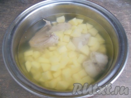 Когда мясо кролика сварится, вареную луковицу из бульона уберите (она нам больше не понадобится), выложите картошку, посолите. Готовьте суп на небольшом огне до готовности картофеля (минут 15-20).
