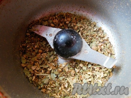 Для приготовления маринада лавровые листья, зерна кориандра, черный перец горошком измельчите при помощи кофемолки (не мелко).
