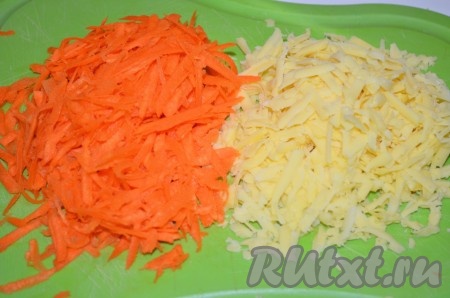 Очищенную морковь и сыр натереть на крупной терке.
