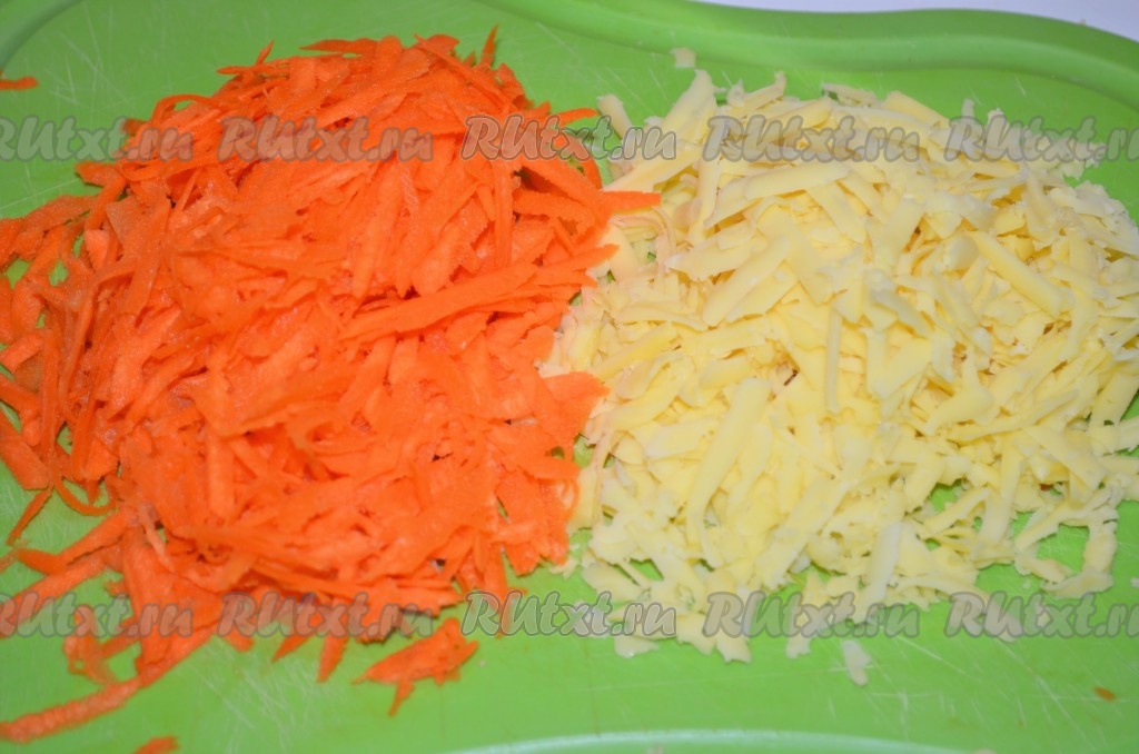 Слоёный салат с ветчиной, яйцами, морковью, яблоком и сыром