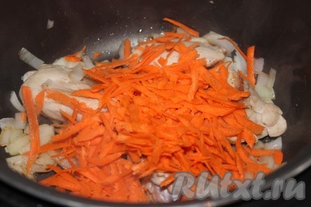 Морковь вымыть, очистить, натереть на крупной терке и добавить к луку и курице, готовить до окончания программы "Жарка", не забывая время от времени помешивать.