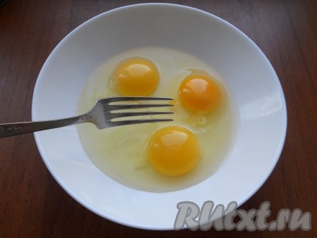 Яйца разбить в миску, добавить немного соли.