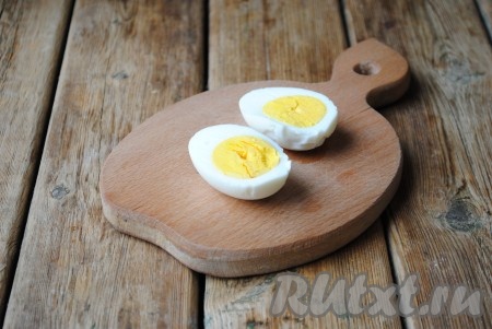 Яйца отварить вкрутую, охладить, очистить и разрезать на две половинки. Убрать желтки. 
