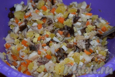 Соединить нарезанные морковь, картофель, яйца, курицу, лук и маринованные опята, перемешать салат. 