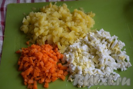Нарезать вареные морковь, картофель и яйца мелкими кубиками. 