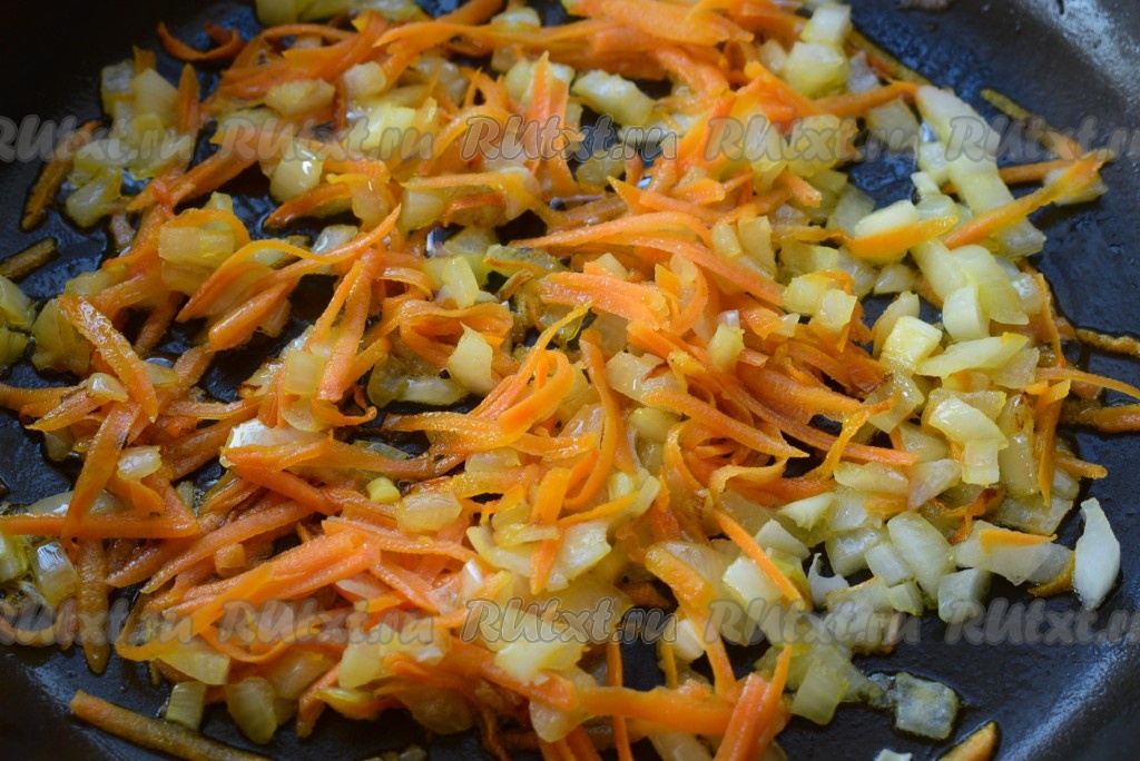 Пока картофель варится, на растительном масле обжариваем мелко нарезанную луковицу и натертую на крупной терке морковь. Когда лук станет прозрачным и овощи слегка зарумянятся, выключаем огонь и кладем на сковороду к овощам кусочек сливочного масла для аромата и сливочного вкуса.