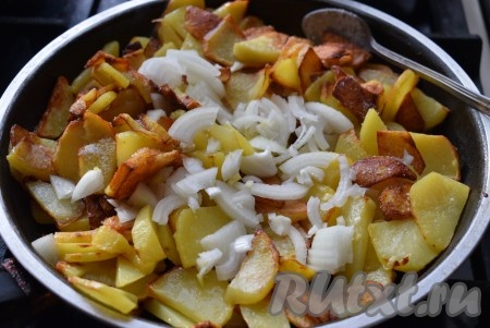 Когда картошка будет практически готова, добавляем к ней нарезанный лук, солим и перчим по вкусу.

