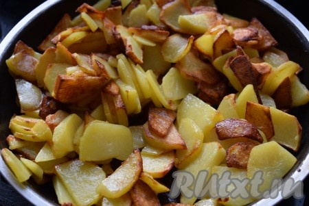 Выложить картофель в разогретое масло и жарить на среднем огне, периодически помешивая, до образования румяной корочки.
