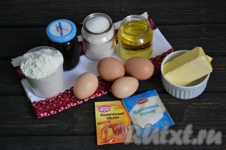 Подготовить необходимые продукты для приготовления простых кексов в формочках в духовке 