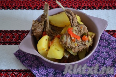 Бараньи ребрышки, тушеные с картошкой в мультиварке, - простое, сытное и очень вкусное блюдо. Попробуйте!
