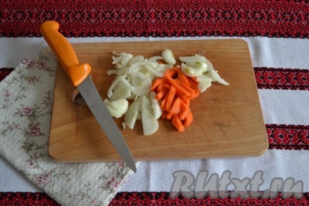 Очистить и нарезать овощи: лук - полукольцами, а морковь - соломкой.
