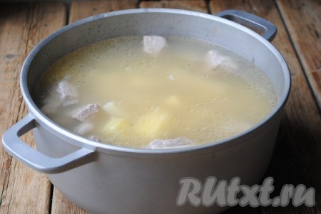 Продолжить варить суп до готовности картофеля ещё около 7-10 минут, время варки будет зависеть от сорта картошки. В самом конце приготовления в суп можно добавить измельчённую зелень (можно разложить зелень порционно по тарелкам). 
