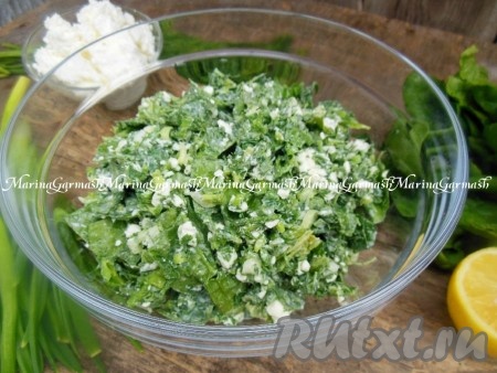 Перемешайте и сразу же подавайте к столу полезный и вкусный салат из творога с зеленью.
