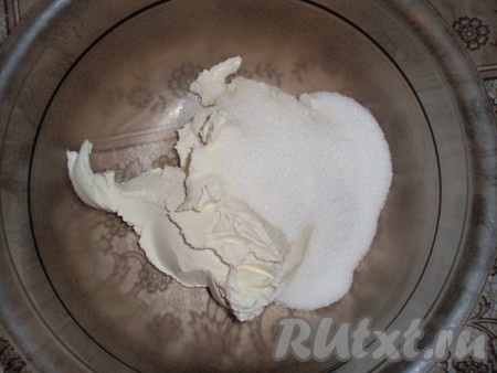 Для приготовления крема сливочный сыр соединить и растереть с сахаром и ванильным сахаром.
