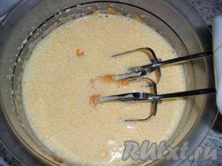 Яйца взбить с сахаром и солью до устойчивой пены. Затем добавить натертую тыкву, продолжая взбивать.
