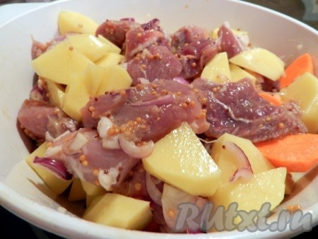 Через 2 часа картофель и морковь нарезать, смешать с мясом.
