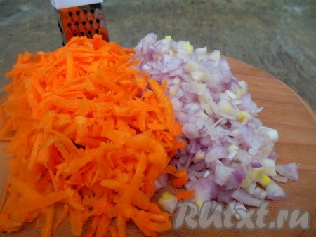 Лук нарежьте небольшими кубиками, морковь натрите на терке.
