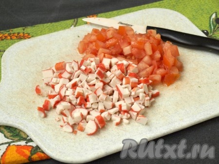 Кубиками нарезать помидоры и крабовые палочки, перемешать. Это в салате будет красный цвет светофора.
