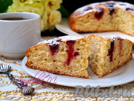 Остывший вкуснейший пирог с ягодами, замешанный на молоке, посыпать сахарной пудрой и нарезать на желаемые кусочки.