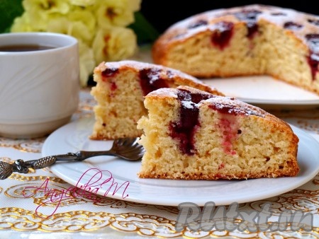 Остывший вкуснейший пирог с ягодами, замешанный на молоке, посыпать сахарной пудрой и нарезать на желаемые кусочки.